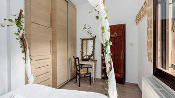 Iron/ironing board, WiFi, bed sheets