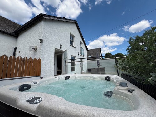 Kenmore Cottage with Hot Tub and views of Loch Tay