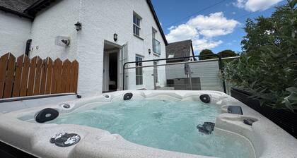 Kenmore Cottage with Hot Tub and views of Loch Tay
