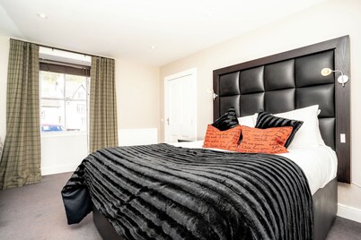 Kenmore Cottage with Hot Tub and views of Loch Tay