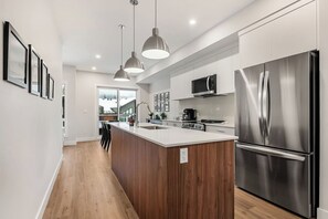 Refrigerador, microondas, horno y parrilla de estufa 