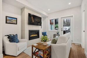 Televisión y chimenea 