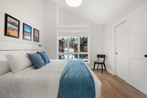 Desk, WiFi, bed sheets