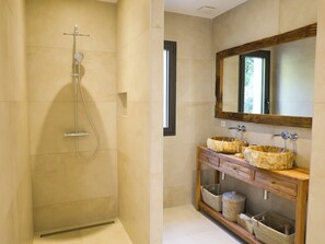 Douche, sèche-cheveux, serviettes fournies