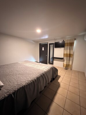 Single Room, 1 King Bed | Free WiFi - Hotel Villa Jardín (Matamoros)