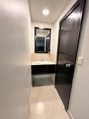 Kahden hengen huone | Kylpyhuone | Suihku, pyyhkeet, saippua, sampoo