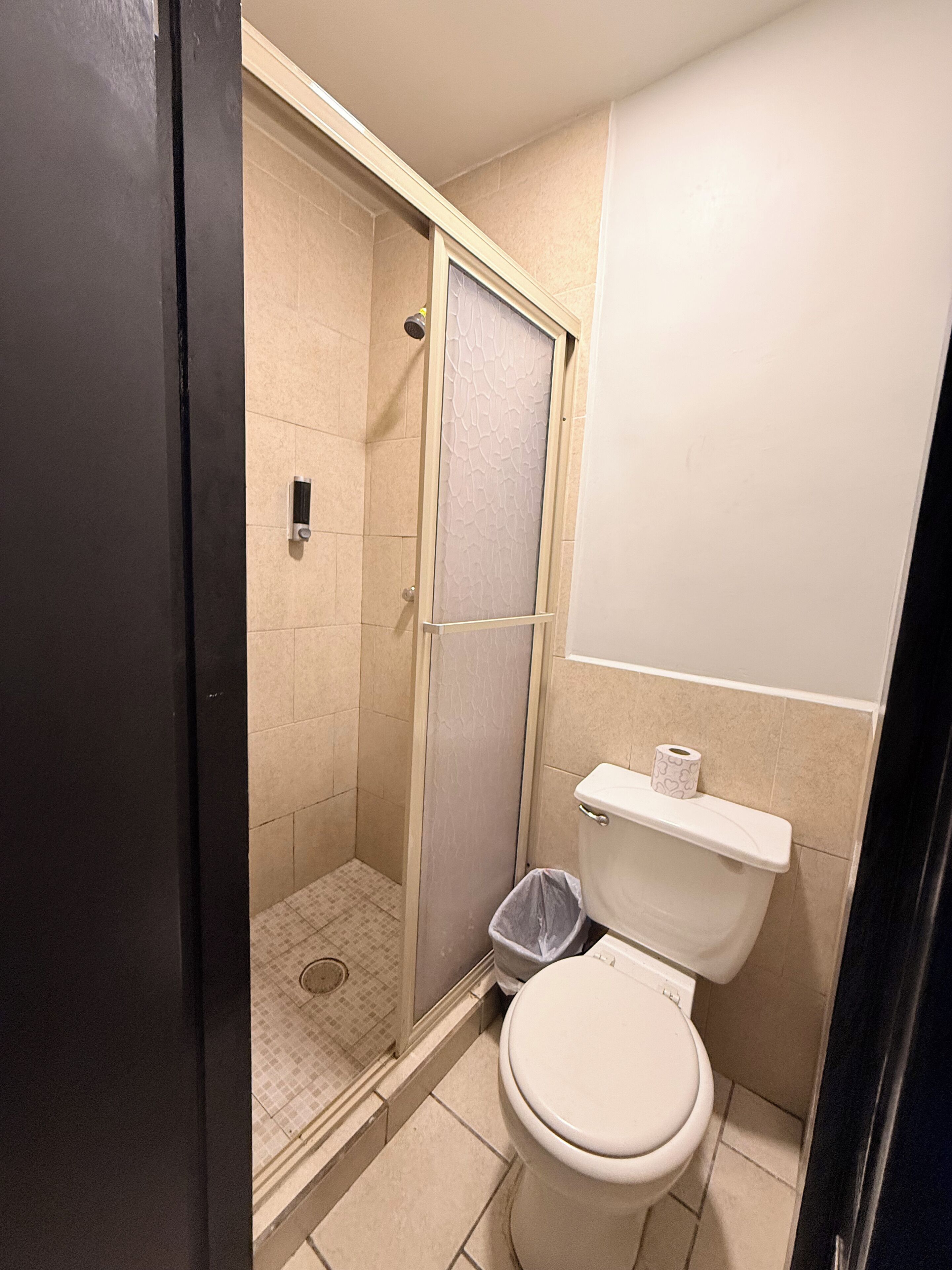 Single Room, 1 King Bed | Bathroom | Shower, towels, soap, shampoo