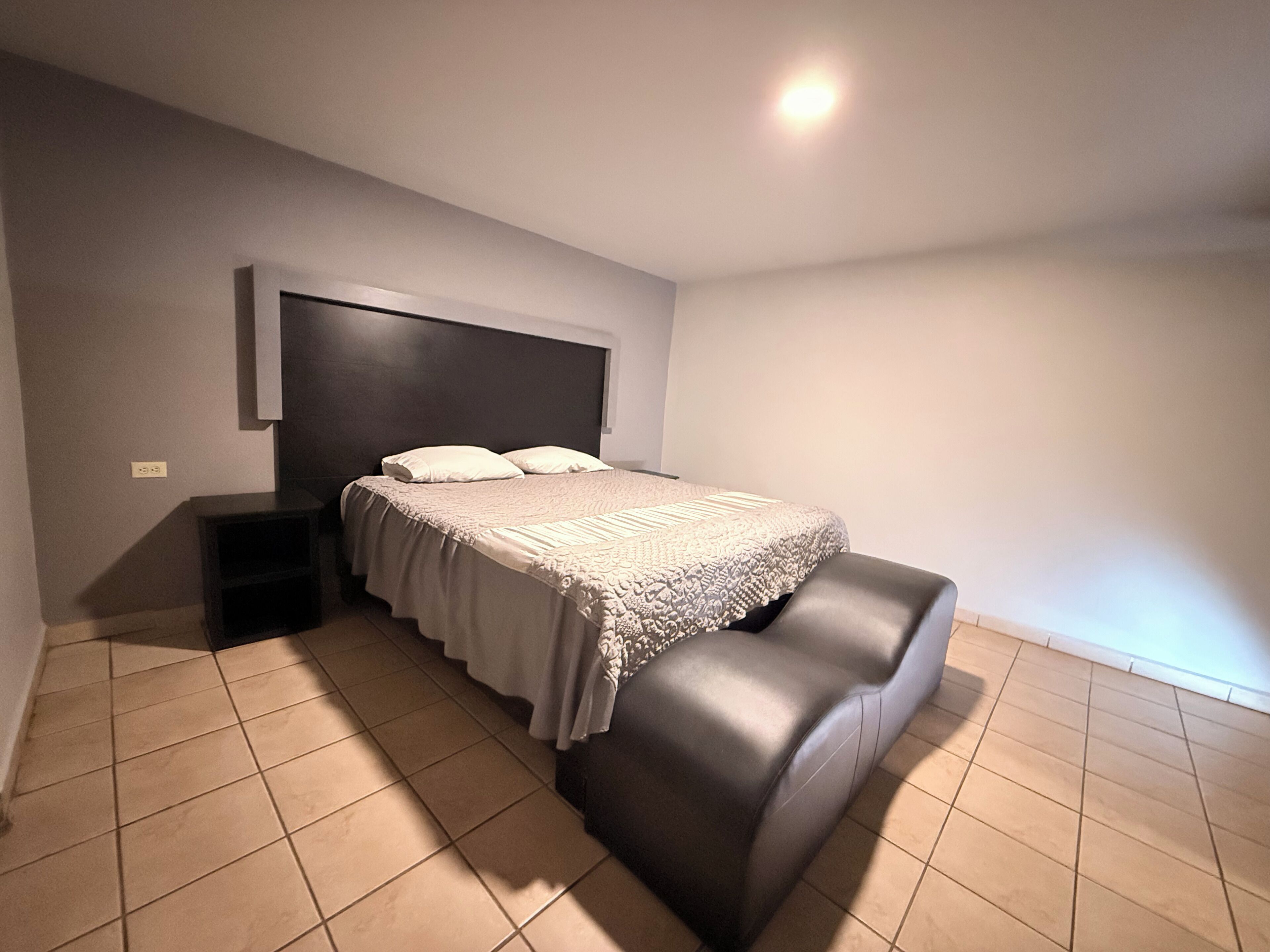 Chambre Simple, 1 très grand lit | Wi-Fi gratuit