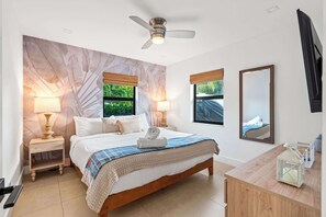 2 bedrooms, iron/ironing board, travel cot, WiFi - Delray 2BR Heated Pool, Bikes, Near Beach/Downtown (Delray Beach)