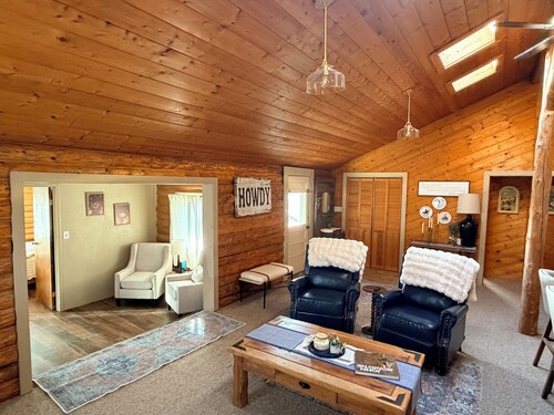 Cozy 3 bedroom modern Cabin directly across from Lake Glendo at Elkhorn Bay