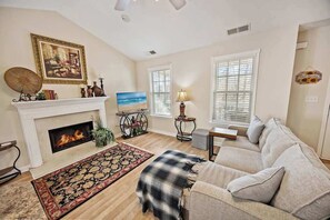 Televisión, chimenea y oficina 