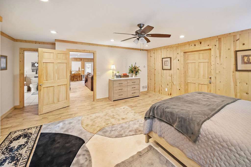 4 bedrooms, desk, iron/ironing board, WiFi