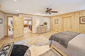 Escritorio, tabla de planchar con plancha, wifi y ropa de cama 