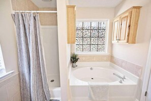Shower, hair dryer, towels - Hawkins House on the Hill - Dahlonega & Outlets (Dahlonega)
