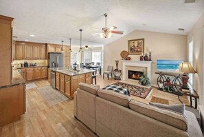 Televisión, chimenea y oficina 