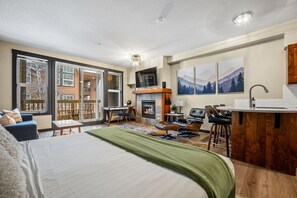 Desk, WiFi, bed sheets - Fern & Fire | Ski-In/Out | Balcony | Hot Pools (Panorama)