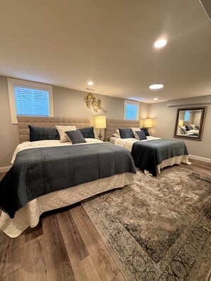 Tabla de planchar con plancha, wifi gratis y ropa de cama 