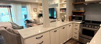 Forrest Retreat — Charming 2-BR Suite w/private Jacuzzi & Patio