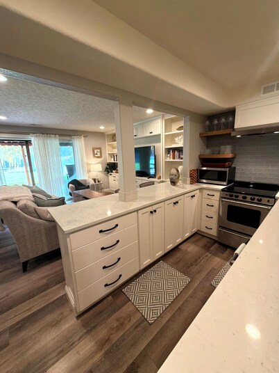 Forrest Retreat — Charming 2-BR Suite w/private Jacuzzi & Patio