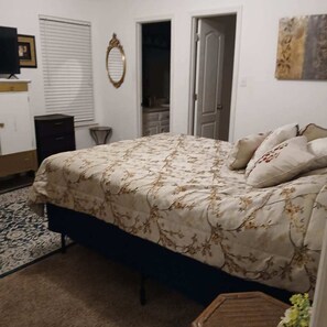 4 bedrooms, iron/ironing board, Internet, bed sheets - Enjoyable House just 10 minutes from Downtown, FSU & FAMU 2 of 2 (Tallahassee)