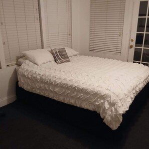 Strygejern/strygebræt, internetforbindelse, sengetøj