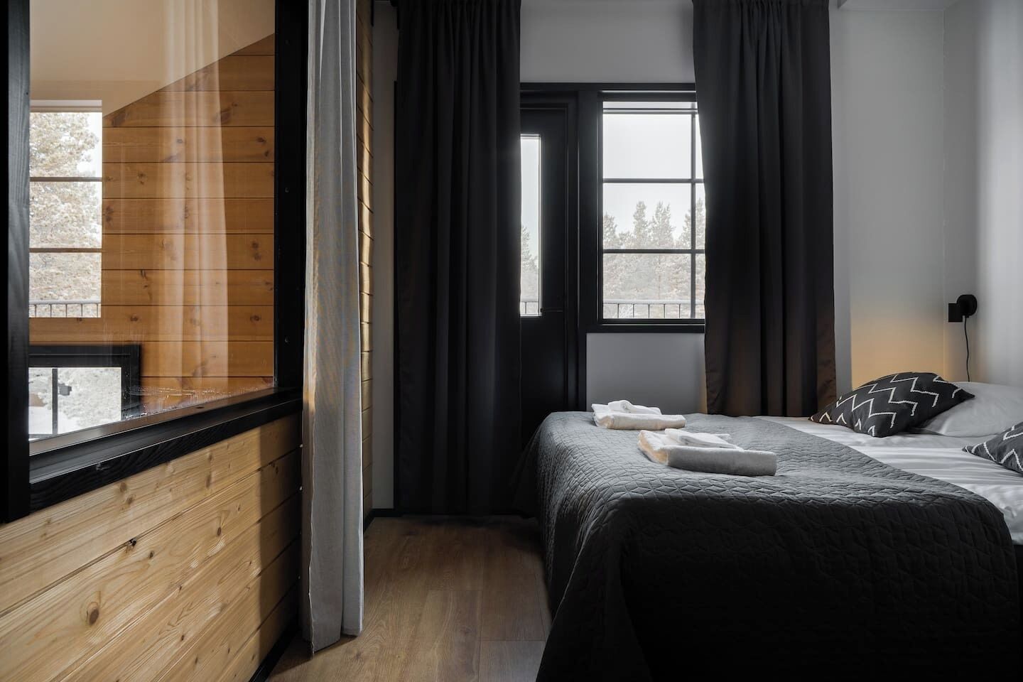 Silitysrauta/-lauta, Wi-Fi, vuodevaatteet