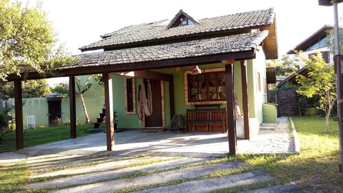 Located 300 meters from the beach, the house faces east and is surrounded by grass.