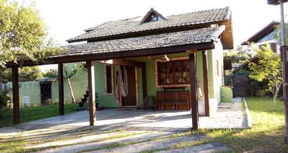 Located 300 meters from the beach, the house faces east and is surrounded by grass.