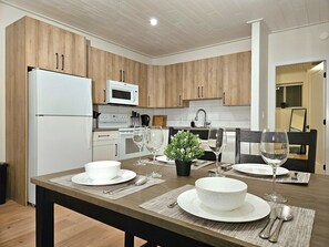 Private kitchen - Spacious modern suite above Dale Meadows (Summerland)