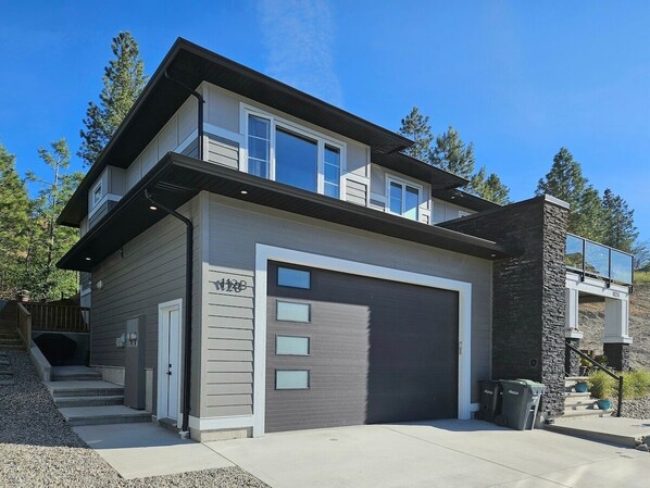 Exterior - Spacious modern suite above Dale Meadows (Summerland)