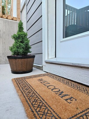 Exterior detail - Spacious modern suite above Dale Meadows (Summerland)