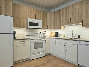 Private kitchen - Spacious modern suite above Dale Meadows (Summerland)