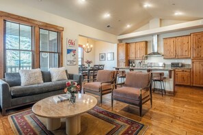 Living area - Lodges 1193 (Mammoth Lakes)