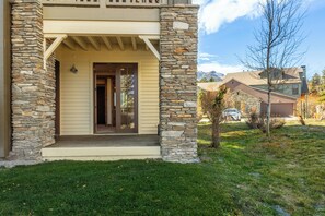 Exterior detail - Lodges 1193 (Mammoth Lakes)