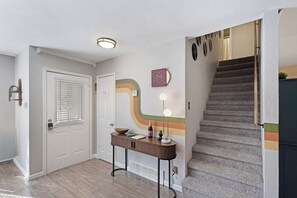 Interior - Mid Century Modern Gem / 5 min walk to AT&T Stadium / Game Room (Arlington)