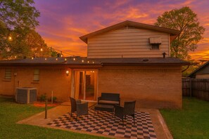 Exterior - Mid Century Modern Gem / 5 min walk to AT&T Stadium / Game Room (Arlington)