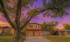 Exterior - Mid Century Modern Gem / 5 min walk to AT&T Stadium / Game Room (Arlington)