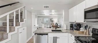 Family, Business & Game-Day Getaway âą Close to Arlington Attractions âą Sleeps 8