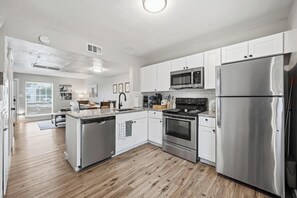 Micro-ondas, fogão, cooktop, lava-louças