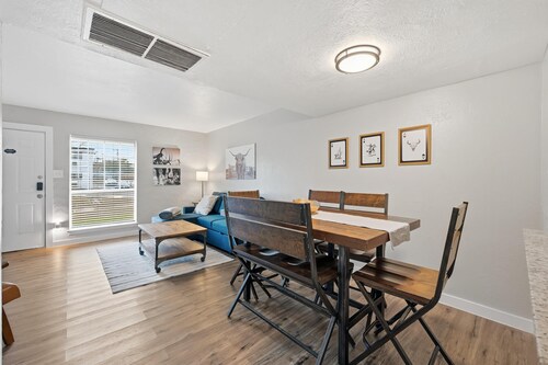 Family, Business & Game-Day Getaway • Close to Arlington Attractions • Sleeps 8