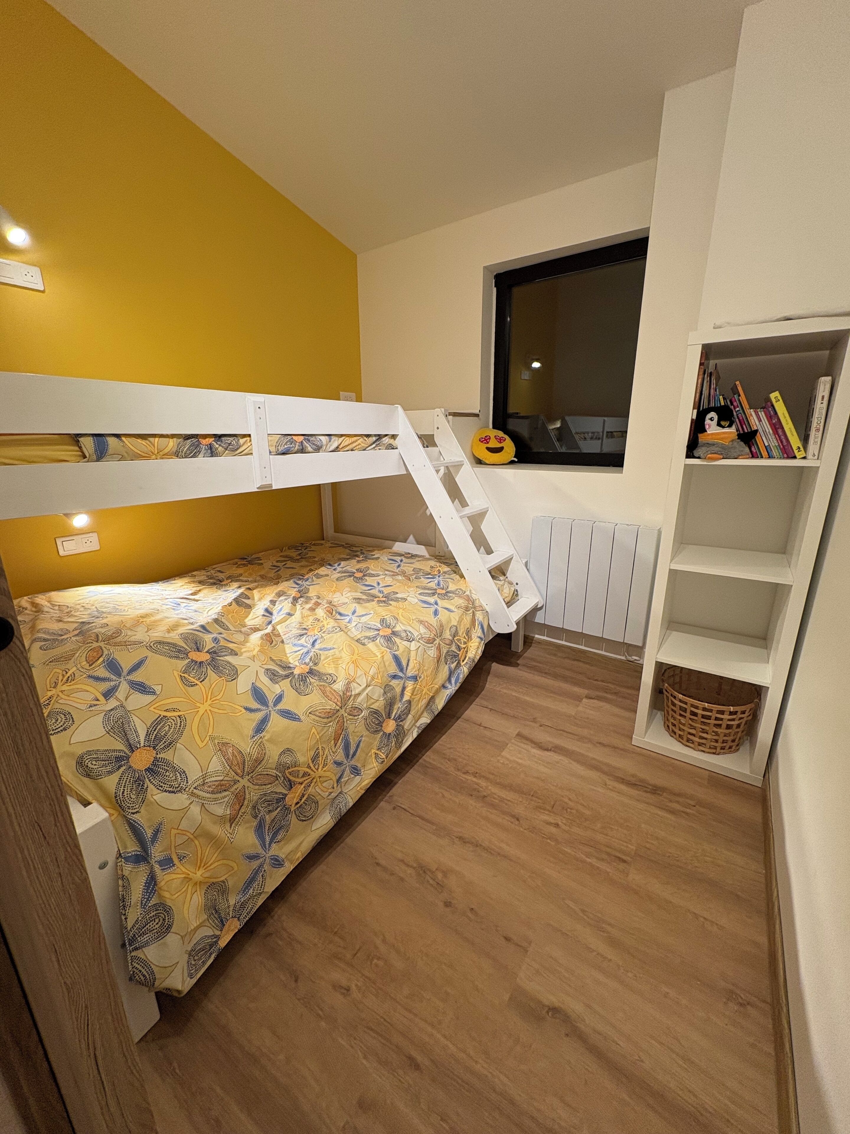 2 quartos, berço de viagem, Wi-Fi de cortesia, roupa de cama