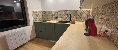 Fridge, microwave, stovetop, dishwasher