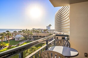 Outdoor dining - Beautiful San Luis Condo! Great pool, views and amenities (Galveston)
