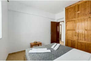 Een strijkplank/strijkijzer, wifi, beddengoed