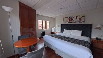 Habitación doble clásica, vista a la ciudad | Caja de seguridad en la habitación, escritorio y cortinas blackout