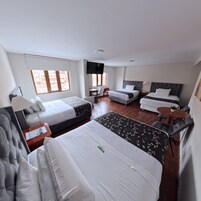 经典四人房 | 客房内保险箱、办公桌、遮光窗帘、免费 WiFi