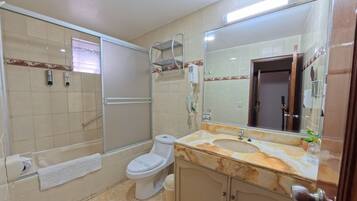 SĂšche-cheveux, serviettes fournies, savon, shampoing