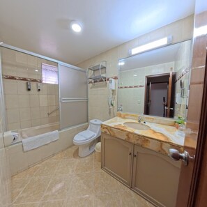 مجففات شعر، مناشف، صابون، شامبو