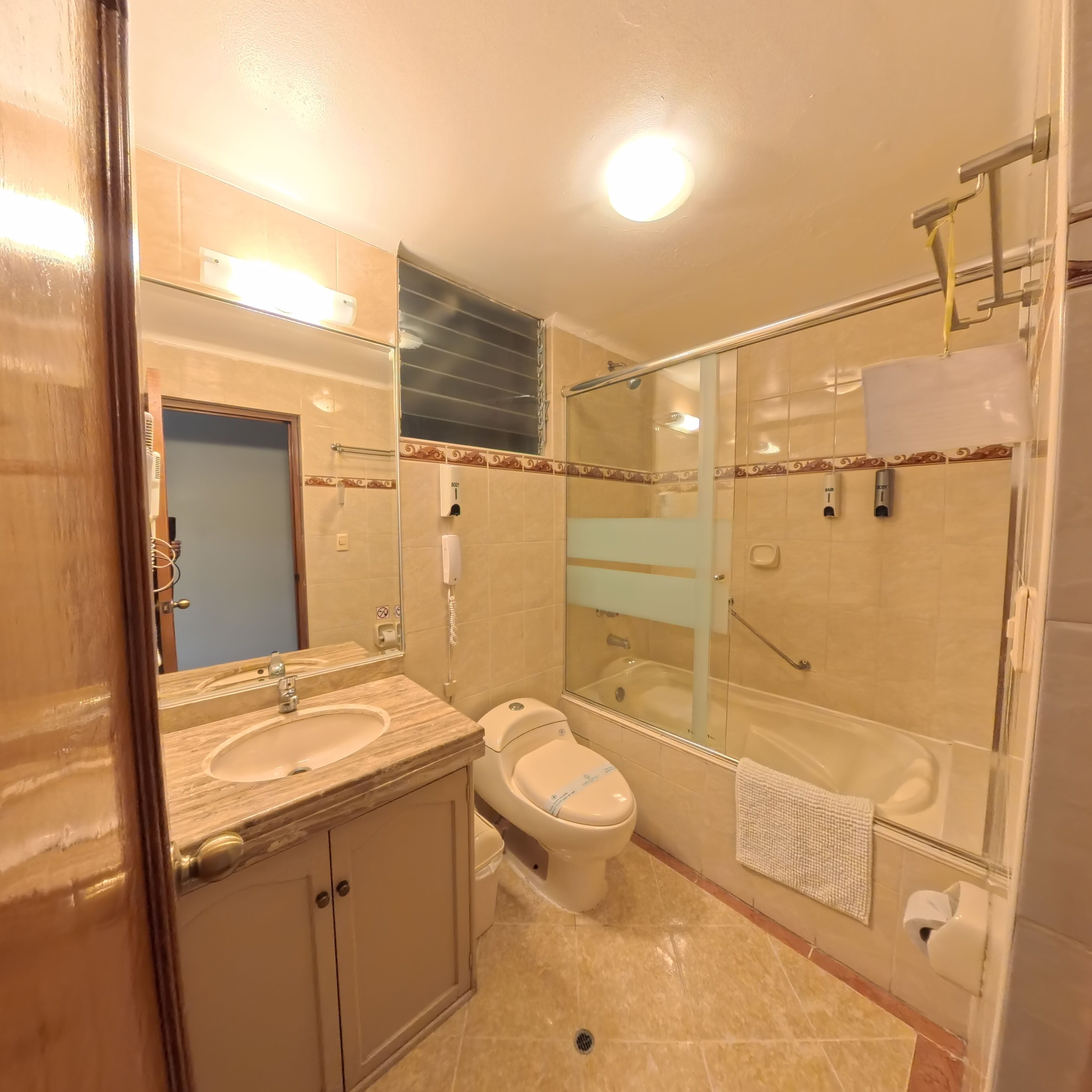 Uma casa de banho com lavatório, sanita e banheira.