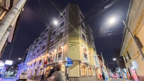 A hotel with multiple floors, a prominent entrance, and a sign indicating it is a hotel. - Casona Puno (Puno)